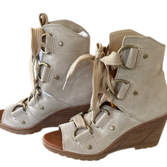 Sorel Stylish Cream Wedge Sandals - Picture 2 of 7